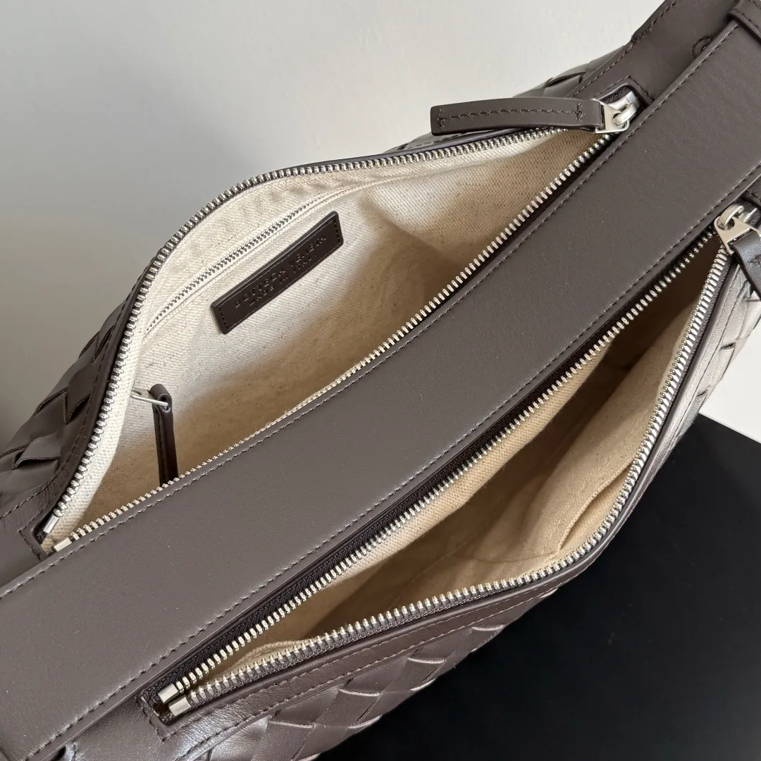 Batch 1920 🎁BOTTEGA VENETA new woven Tribeca handbag Double zipper design + super clear inner layering, sufficient capacity without clutter; small items can be stored in an orderly manner for daily commuting and short trips 🗂 Equipped with a comfortable wide shoulder strap, it can be worn on the shoulder, crossbody, or in the hand, and the carrying method is super flexible. Style number: 836016 Size: 30.5*20*9cm Color: black brown